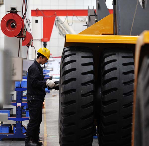 An employee of heavymachinery manufacturer Sany Group assembles construction machinery in a factory in Changsha, capital of Hunan province.(Photo/Xinhua)