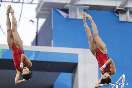 Chen Ruolin (L) and Liu Huixia of China act during the women's synchronised 10m platform final of diving at the 2016 Rio Olympic Games in Rio de Janeiro, Brazil, on Aug. 9, 2016. Chen Ruolin and Liu Huixia won the gold medal. (Xinhua/Fei Maohua) 
