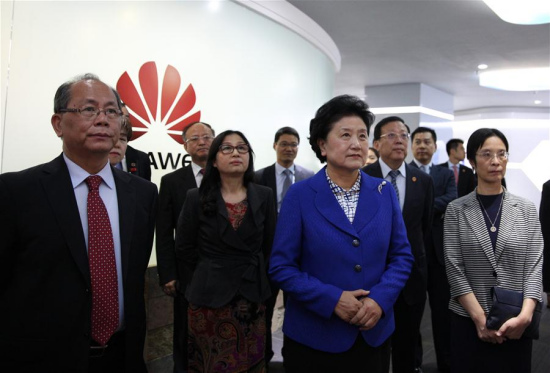 Chinese Vice Premier Liu Yandong (C, front) visits the Latin America headquarters of Chinese telecoms giant Huawei in Mexico City, Mexico, on Aug. 8, 2016. (Xinhua/David de la Paz) 