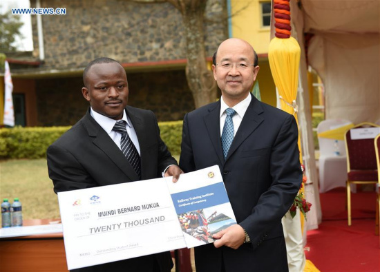 Chinese ambassador to Kenya Liu Xianfa (R) presents an award to an excellent student during the graduation ceremony of the railway technology course at Railway Training Institute in Nairobi, capital of Kenya, Aug. 8, 2016. (Xinhua/Li Baishun) 