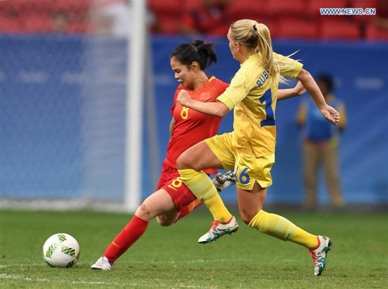 Tan Ruyin (L) of China competes with Hedvig Lindahl of Sweden during the womens Group E match of football at the 2016 Olympic Games, in Brasilia, Brazil, on Aug. 9, 2016. The match ended with 0-0 draw. (Xinhua/Yin Bogu)