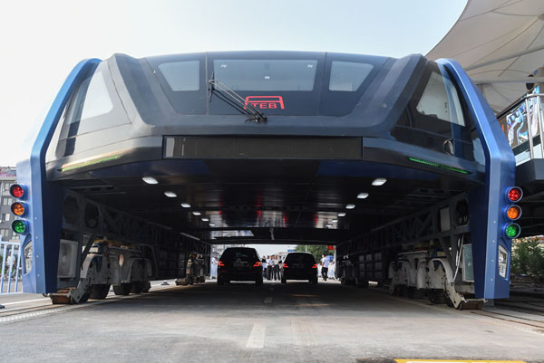 The transit elevated bus TEB-1 is on road test in Qinhuangdao, North China's Hebei Province, Aug 2, 2016. (Photo/Xinhua)
