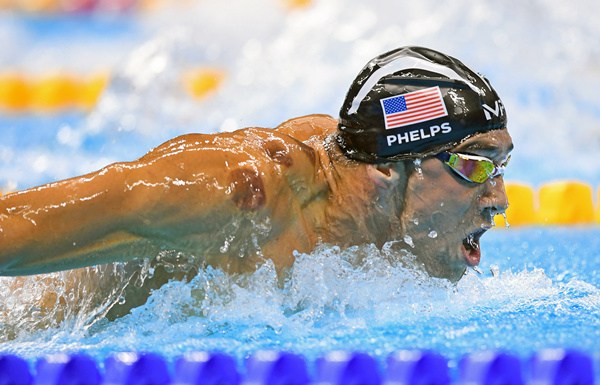 The swimmer Michael Phelps sported deep-purple circles on his shoulder in the 200-meter butterfly semi-final in Rio de Janeiro, August 8, 2016. (Photo/Xinhua)