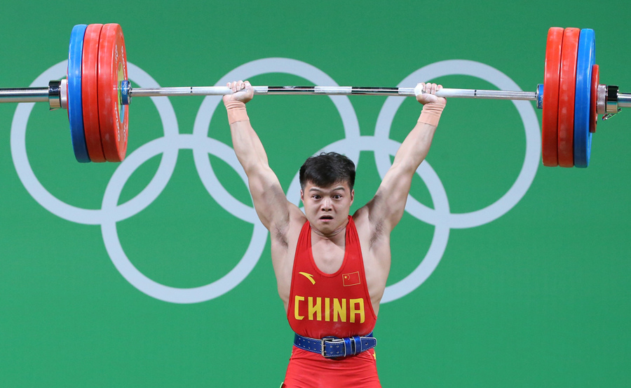 Long Qingquan of China wins the men's 56kg category of the Rio 2016 Olympic Games weightlifting events at the Riocentro in Rio de Janeiro, Brazil, August 7, 2016.(Photo/Xinhua)