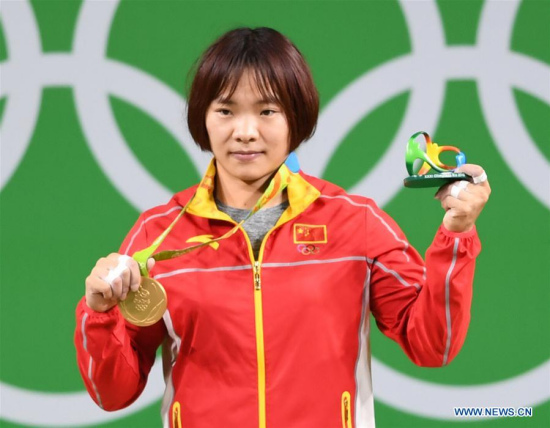 Xiang Yanmei of China celebrates during the awarding ceremony for the women's 69KG weightlifting final at the 2016 Rio Olympic Games in Rio de Janeiro, Brazil, on Aug. 10, 2016. Xiang Yanmei won the gold medal with 261KG. (Xinhua/Cheng Min)