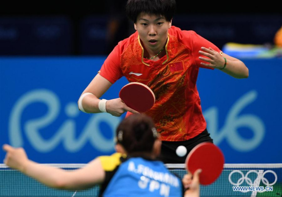 Li Xiaoxia (top) of China returns the ball during the women's singles semifinal of table tennis between Li Xiaoxia of China and Fukuhara Ai of Japan at the 2016 Rio Olympic Games in Rio de Janeiro, Brazil, on Aug. 10, 2016. Li Xiaoxia won Fukuhara Ai with 4:0.Xinhua/Lin Yiguang