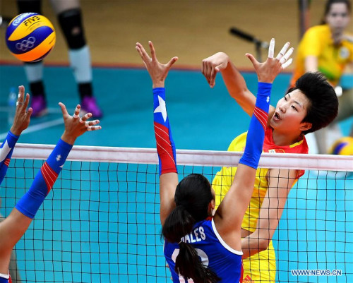 Yuan Xinyue (top) of China competes during the preliminary round competition of women's volleyball against Puerto Rico at the 2016 Rio Olympic Games in Rio de Janeiro, Brazil, on Aug. 10, 2016. China won Puerto Rico with 3-0. (Xinhua/Yan Yan)