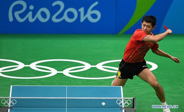 China's Zhang Jike returns the ball against Vladimir Samsonov of Belarus during men's singles semifinal of table tennis at the 2016 Rio Olympic Games in Rio de Janeiro, Brazil, on Aug. 11, 2016. Zhang Jike won 4-1.(Photo/Xinhua)