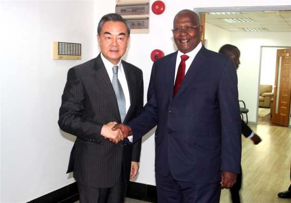 Chinese Foreign Minister Wang Yi (L) shakes hands with his Ugandan counterpart Sam Kutesa during their talks in Kampala, Uganda, Aug. 11, 2016. (Xinhua/Yuan Qing)