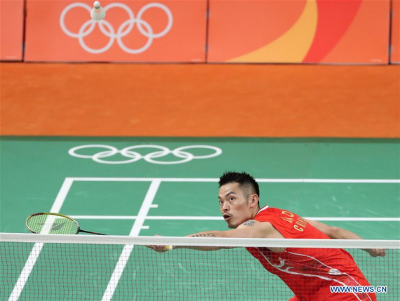 China's Lin Dan returns the shuttlecock against David Obernosterer of Austria during a men's singles group play stage match of badminton at the 2016 Rio Olympic Games in Rio de Janeiro, Brazil, on Aug. 11, 2016. Lin Dan won 2-0. (Xinhua/Meng Yongmin)