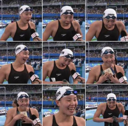 Chinese swimmer Fu Yuanhui makes various facial expressions after the semifinals in the Women's 100-meter backstroke. (Photo/Chinanews.com)
