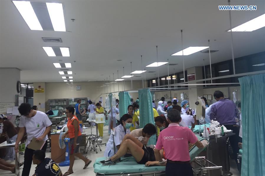 Phone photo taken on Aug. 11, 2016 shows medical staff treating the injured in a hospital in Hua Hin, Thailand. Local police confirmed that a Thai was killed and 20 people, including foreign tourists, have been injured after two bombs exploded in Hua Hin just before midnight, Thai media reported. (Xinhua)