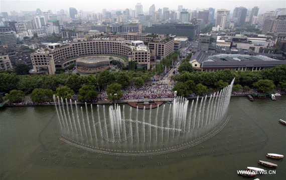 File photo taken on May 24, 2016 shows a music fountain in West Lake in Hangzhou, east China's Zhejiang Province. Hangzhou is the host city for the 2016 G20 summit on Sept. 4 and Sept. 5. With one month to go, Hangzhou looks forward to G20. (Photo: Xinhua/Huang Zongzhi)