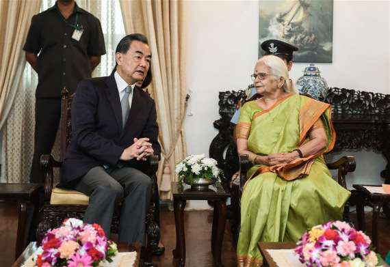 Visiting Chinese Foreign Minister Wang Yi (L) meets with Goa's Governor Mridula Sinha in Goa, India, Aug. 12, 2016. (Photo: Xinhua/Bi Xiaoyang)