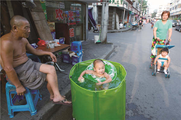 The heat of summer has made the scenes in Shanghai's lane houses more vibrant. People dine, rest and socialize in the public areas to avoid the heat trapped inside their homes. (Photos by Gao Erqiang / China Daily)