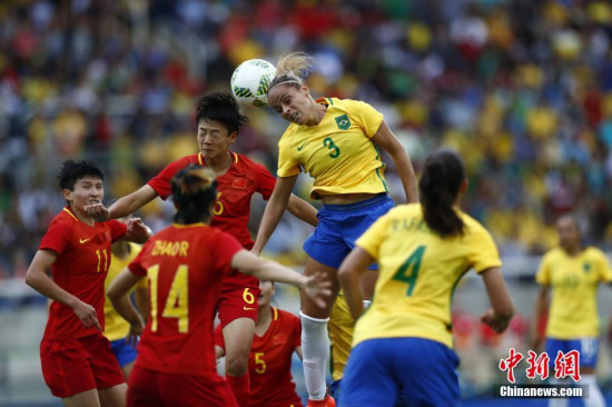 Chinese women's football team were beaten by hosts Brazil 3-0 in their first Olympic match. (Photo: China News Service/Fu Tian)