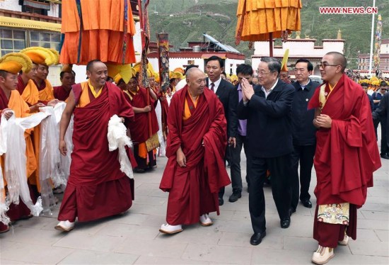 Yu Zhengsheng (2nd R, front), chairman of the National Committee of the Chinese People's Political Consultative Conference (CPPCC), visits Galden Jampaling Monastery in Qamdo, southwest China's Tibet Autonomous Region, Aug. 12, 2016. (Xinhua/Zhang Duo)