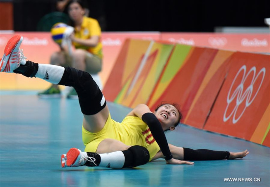 China's Ding Xia competes during the women's volleyball preliminary pool B between China and the United States at the 2016 Rio Olympic Games in Rio de Janeiro, Brazil, on Aug. 14, 2016. The United States won China with 3:1. (Xinhua/Yue Yuewei)