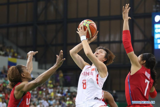 China's Wu Di (C) shoots the ball during a women's preliminary round group B match of Basketball between China and the United States of America at the 2016 Rio Olympic Games in Rio de Janeiro, Brazil, on Aug. 14, 2016. China lost 62-105. (Xinhua/Xu Zijian)