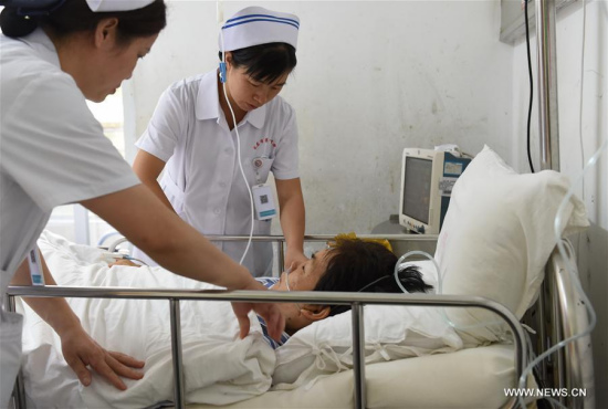 An injured person of the bus accident receives medical treatments at the First Hospital in Longyan, southeast China's Fujian Province, Aug. 14, 2016. (Xinhua/Lin Shanchuan)