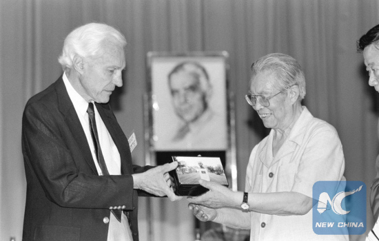 On July 2, 1992, the 5th seminar on Edgar Snow, a famous American reporter and author of Red Star over China, was held in Beijing. Photo shows the president of the American Edgar Snow Foundation presenting a gift to Huang Hua, president of China International Friend Research Society. (Xinhua File Photo)