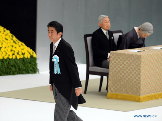Japanese Prime Minister Shinzo Abe (front) attends the ceremony marking the 71st anniversary of Japan's unconditional surrender in World War II in Tokyo, Japan, Aug. 15, 2016. (Xinhua/Ma Ping)
