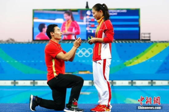Silver medalist He Zi of China (R) receives a marriage proposal from teammate Qin Kai after the medal ceremony of the women's 3 meter springboard at the Rio Olympics on Sunday. Qin won the men's 3 meter synchronized 3m springboard on August 10. (Photo: China News Service/Fu Yu)