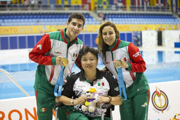 Mexico diving coach Ma Jin is flanked by 3m springboard winner Rommel Pacheco (left) and 10m platform winner Paola Espinosa at the Pan-American Games in Toronto last year. (Photo/Xinhu)