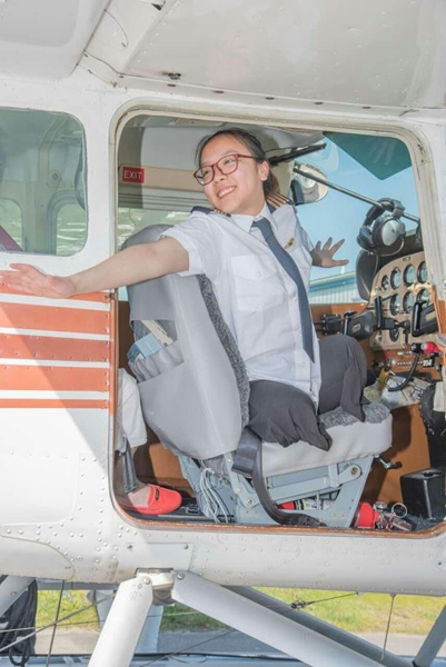Huang Meihua sits in the cockpit during a training session at the Imperial Canadian Flying School. (Photo provided to chinadaily.com.cn)