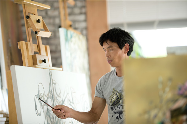Painter Xiong Qinghua creates in his Western-style home and studio in Changhe village, Hubei province, many surrealist images that reflect the serene past of the countryside and its current realities. (Photo provided to China Daily)