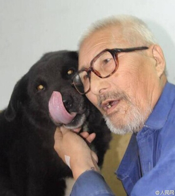 Wang Junwu and his pet dog Erfu.(Photo from Sina Weibo)