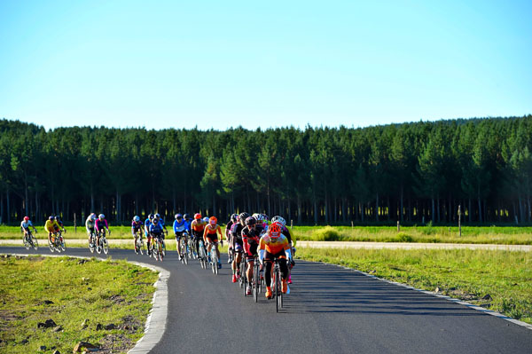 More than 500 domestic and international cyclists, both professional and amateur, participate in the 2016 Mulan Hunting Ground International Cycling Challenge in Chengde, Hebei province, on Aug 14. (Photo provided to chinadaily.com.cn)