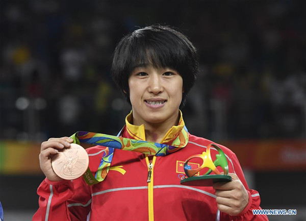 China's Sun Yanan attends the awarding ceremony for the women's Freestyle 48KG of Wrestling at the 2016 Rio Olympic Games in Rio de Janeiro, Brazil, on Aug. 17, 2016. Sun Yanan won a bronze medal. (Xinhua/Wu Wei)