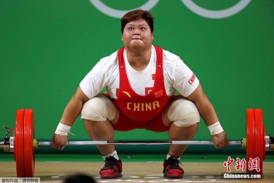 Meng Suping wins the gold medal with a total of 307kg in the women's over 75kg weightlifting. (Photo: Chinanews.com/Agencies)
