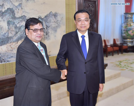 Chinese Premier Li Keqiang (R) meets with Krishna Bahadur Mahara, Nepalese Deputy Prime Minister and special envoy of new Prime Minister Pushpa Kamal Dahal, in Beijing, capital of China, Aug. 17, 2016.   (Photo: Xinhua/Li Tao)