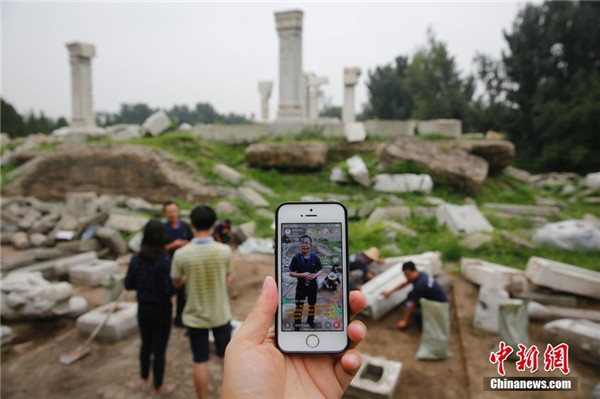 A live broadcast of archeological excavation at Yuanmingyuan, or the Old Summer Palace, in Beijing, Aug 17, 2016. (Photo/Chinanews.com)