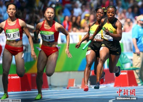 Yongli Wei (L) and Manqi Ge (L2) in the women's 4x100m relay at the Olympic stadium in Rio de Janeiro, Brazil, Aug 18, 2016. (Photo/Agencies)