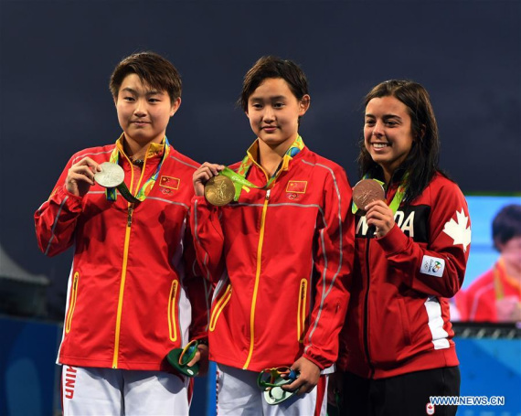 Gold medalist China's Ren Qian (C), silver medalist China's Si Yajie (L), bronze medalist Canada's Meaghan Benfeito attend the awarding ceremony for the women's 10m platform final of Diving at the 2016 Rio Olympic Games in Rio de Janeiro, Brazil, on Aug. 18, 2016. (Photo: Xinhua/Cheng Min)