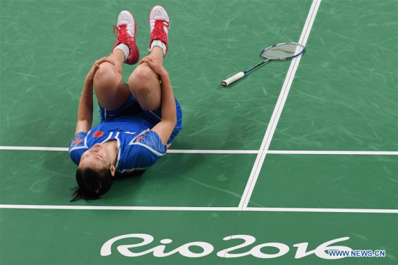 China's Li Xuerui gets injured during the women's singles badminton semifinal between China's Li Xuerui and Spain's Carolina Marin at the 2016 Rio Olympic Games in Rio de Janeiro, Brazil, on Aug. 18, 2016. Li Xuerui lost the match with 0:2. (Photo: Xinhua/Lui Siu Wai)