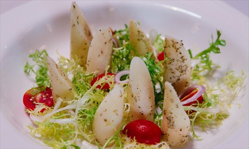 Salada de palmito, a tropical salad made with the heart of palm trees, a popular dish among Rio's health-conscious youth, on the menu at Latina in Beijing. (Photo: Li Hao/GT)