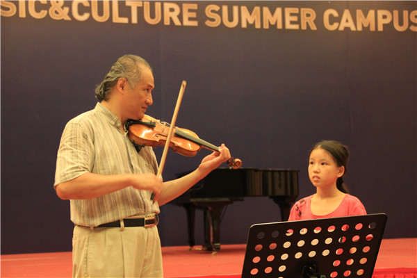 Wing Ho, the president of Chinese Viola Society, gives a master class in Suzhou, East China's Jiangsu province. XU FAN/CHINA DAILY