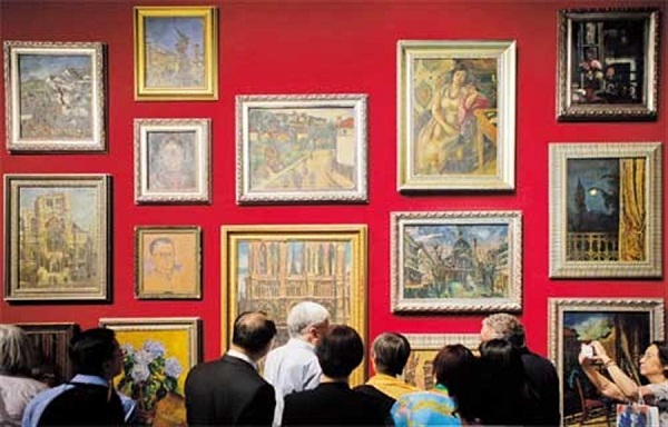 Visitors admire paintings at the Liu Haisu Art Museum on Yan��an Road W. yesterday.(Jia Ru)