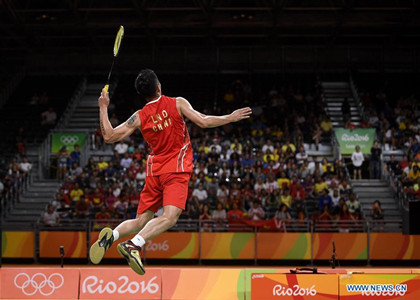 China's Lin Dan competes during the men's singles badminton semifinal against Malaysia's Lee Chong Wei at the 2016 Rio Olympic Games in Rio de Janeiro, Brazil, on Aug. 19, 2016. Lee Chong Wei beat Lin Dan with 2:1.(Xinhua/Wang Peng)