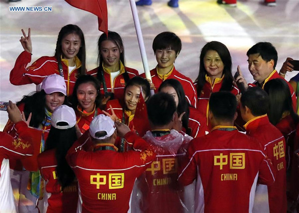 Members of China's delegation pose for photos at the Maracana Stadium during the closing ceremony of the 2016 Rio Olympic Games in Rio de Janeiro, Brazil, Aug. 21, 2016. (Xinhua/Han Yan)