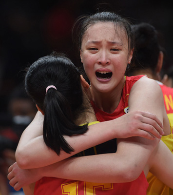 Hui Ruoqi, captain of the Chinese women's volleyball team, celebrate winning the gold medal in women's volleyball after beating Serbia 3:1 in Rio de Janeiro on Aug 20, 2016. (Photo/Xinhua)