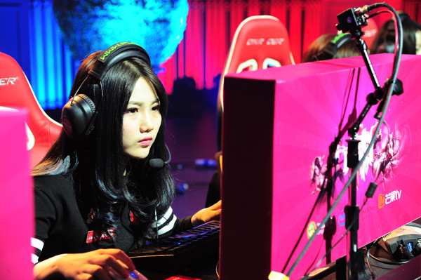 A young female player competes in a recent e-sports event in Taicang, Jiangsu province. E-sports are set for much bigger growth in China. JI HAIXIN/CHINA DAILY