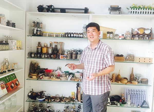 Xu Long introduces the herbs he collected at his personal studio in Beijing's Chaoyang district, Aug 15, 2016. (Photo by Jiang Wanjuan/chinadaily.com.cn)
