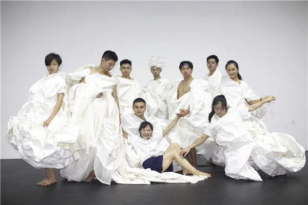 Multimedia performance Once Upon a Time There Was a Mountain weaves traditional Chinese poetry into contemporary theater. (Photos provided to China Daily)