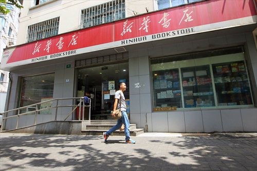 A man passes by a Xinhua Bookstore in Shanghai. Driven by booming online book sales and popular privately owned bookstores across the country, Xinhua Bookstore is also going through an unprecedented reform now. (Photos: Yang Hui/GT)