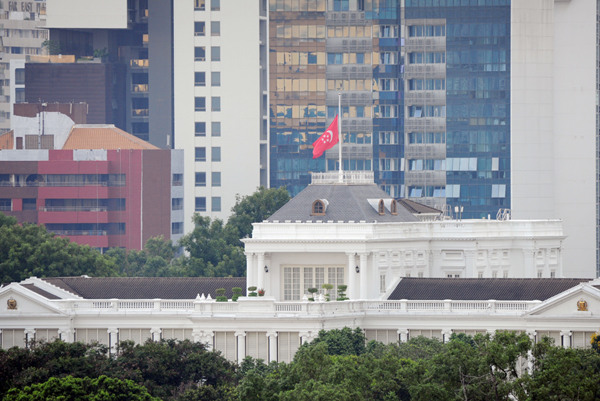 The presidential flag of Singapore flies at half mast to mourn the passing of former President S. R. Nathan at Singapore's Istana, Aug 23, 2016. S. R. Nathan died at the age of 92 Monday night. (Photo/Xinhua)